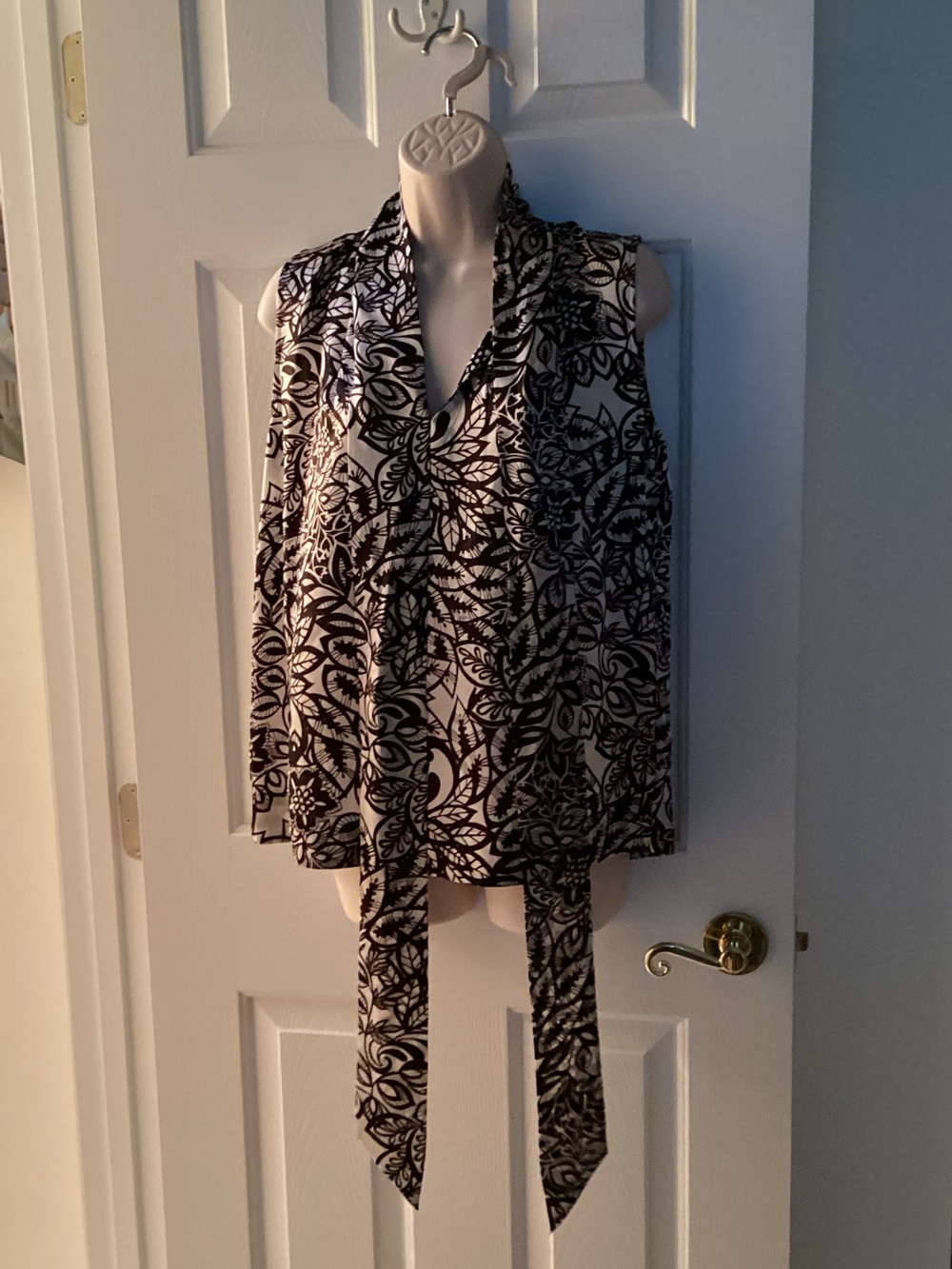 Cabi 100% silk sleeveless V-neck blouse Gothcore Witchy chic Whimsigoth